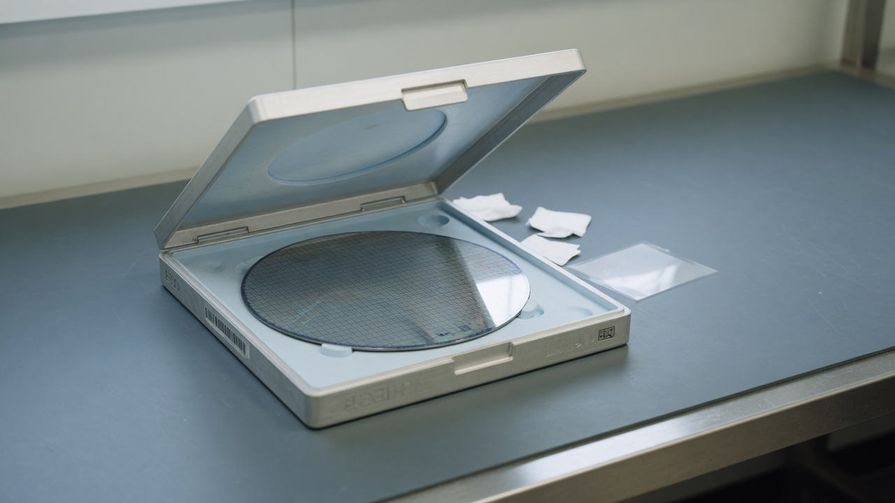 AI-generated editorial image: High-purity silicon wafer on a cleanroom inspection bench under diffused soft lighting.
